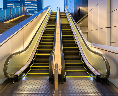 Het Stationluchthaven van de 30 Graad Parallelle Roltrap